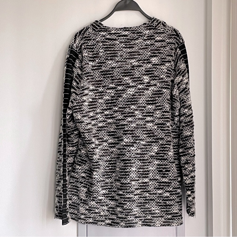 VIVIAN WONG Stylish Black and White V-neck Sweater - Picture 5 of 9